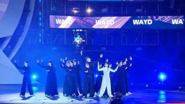 Một nhóm nhảy trình diễn tối 29.4