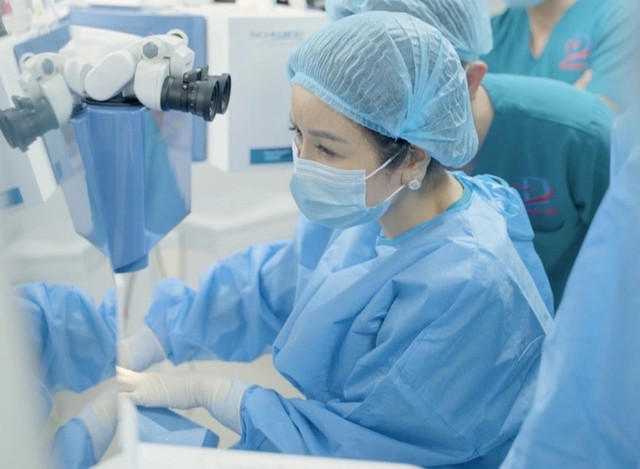 Bác sĩ điều trị cho bệnh nhân bị cận thị bằng thiết bị mới Bác sĩ điều trị cho bệnh nhân bị cận thị bằng thiết bị mới