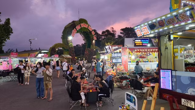 Khu ẩm thực đêm bên vườn hoa TP cũng đông thực khách
