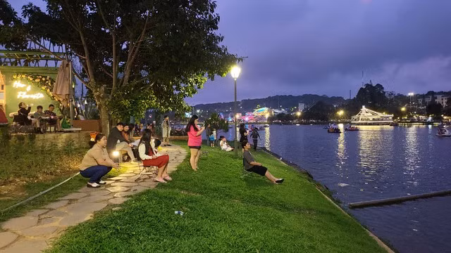 Thoải mái ngồi ngắm hồ Xuân Hương