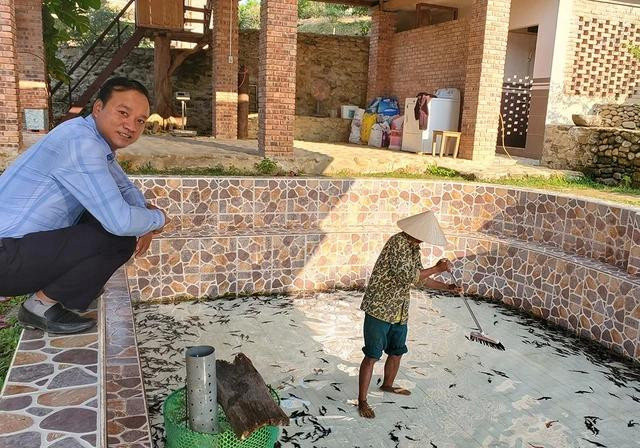 Hồ Thanh Phương kiểm tra vệ sinh ao nuôi cá tầm Hồ Thanh Phương kiểm tra vệ sinh ao nuôi cá tầm