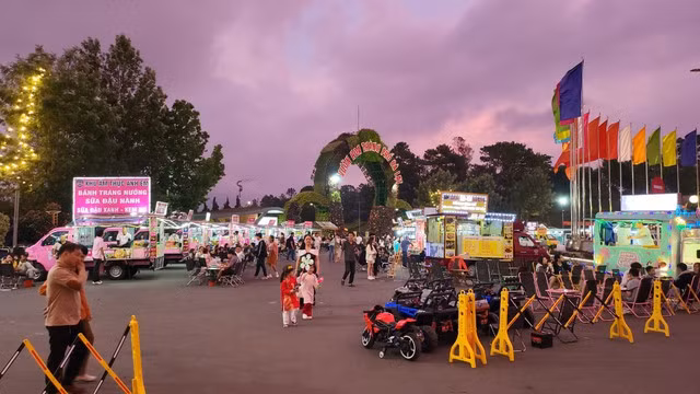 Những ngày qua, TP này đón hàng trăm ngàn lượt du khách tham quan