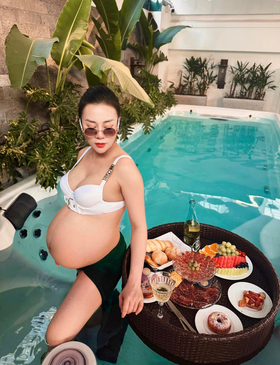 Phương Oanh mặc bikini thả dáng tại bể bơi gia đình. Cô cho biết đã tăng 20 kg nhưng có bí quyết nên không bị rạn da. Mỹ nhân Quỳnh búp bê mong chờ từng ngày đón hai em bé sinh đôi chào đời. Phương Oanh mặc bikini thả dáng tại bể bơi gia đình. Cô cho biết đã tăng 20 kg nhưng có bí quyết nên không bị rạn da. Mỹ nhân Quỳnh búp bê mong chờ từng ngày đón hai em bé sinh đôi chào đời.