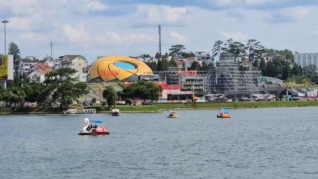 Nhiều du khách đạp pedalo trên thắng cảnh hồ Xuân Hương để thư giãn và ngắm cảnh Đà Lạt chiều 30.4 Công an Lâm Đồng điều tra vụ phát tán tin giả 'Đà Lạt có biến lớn, bạo động'- Ảnh 2.