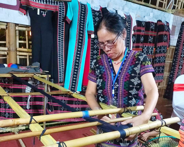 Sản phẩm dèng được dệt nên bằng bàn tay khéo léo và sự sáng tạo của người phụ nữ Tà Ôi. Sản phẩm dèng được dệt nên bằng bàn tay khéo léo và sự sáng tạo của người phụ nữ Tà Ôi.