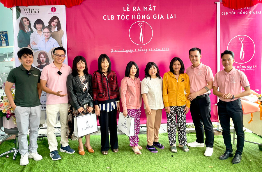 Các nữ bệnh nhân ung thư hạnh phúc với mái tóc vừa được trao tặng. Ảnh: P.D Các nữ bệnh nhân ung thư hạnh phúc với mái tóc vừa được trao tặng. Ảnh: P.D