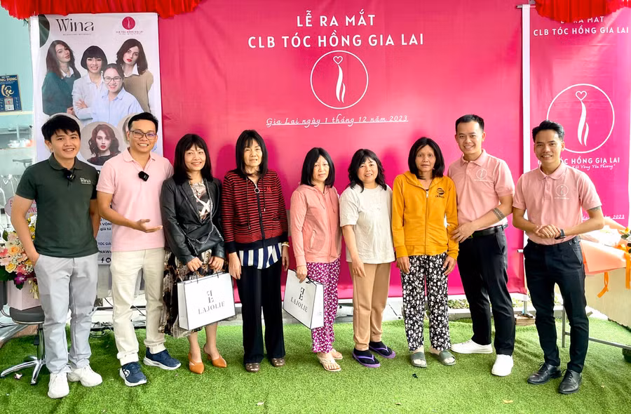 Các nữ bệnh nhân ung thư hạnh phúc với mái tóc vừa được trao tặng. Ảnh: P.D