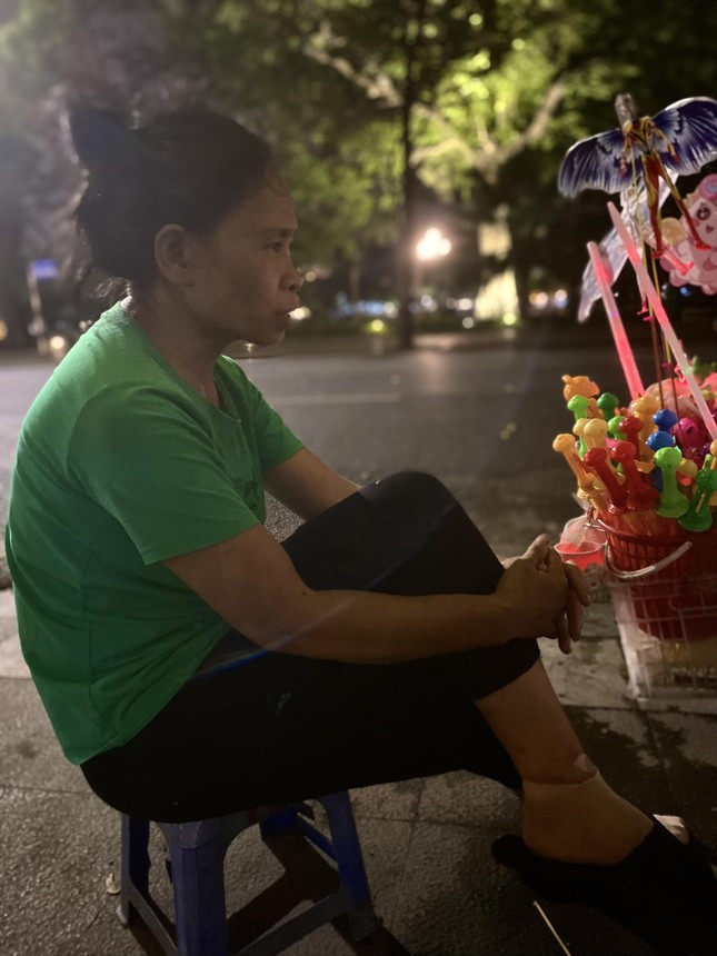 Chị Nguyễn Thị Lợi, bán hàng rong tại bờ hồ Hoàn Kiếm đã 3 thập kỷ Chị Nguyễn Thị Lợi, bán hàng rong tại bờ hồ Hoàn Kiếm đã 3 thập kỷ