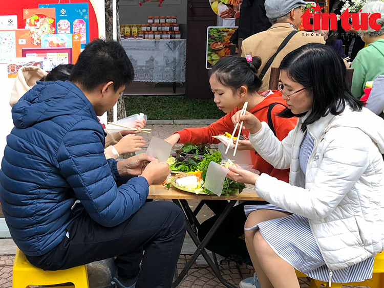 Người dân thưởng thức nhiều món ngon tại lễ hội. Người dân thưởng thức nhiều món ngon tại lễ hội.