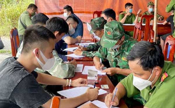 Tiếp nhận người trở về từ "thiên đường việc nhẹ lương cao". Tiếp nhận người trở về từ "thiên đường việc nhẹ lương cao".