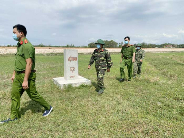 Tuần tra đảm bảo an ninh, trật tự trên tuyến biên giới. Tuần tra đảm bảo an ninh, trật tự trên tuyến biên giới.