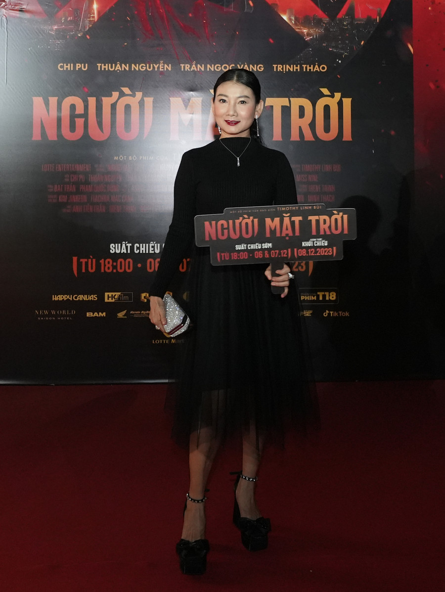 Dù lịch trình bận rộn, NSND Mỹ Uyên vẫn tranh thủ đến ủng hộ Người mặt trời. Trong phim, cô đảm nhận vai mẹ của hai nam chính, xuất hiện trong một vài phân cảnh ngắn Dù lịch trình bận rộn, NSND Mỹ Uyên vẫn tranh thủ đến ủng hộ Người mặt trời. Trong phim, cô đảm nhận vai mẹ của hai nam chính, xuất hiện trong một vài phân cảnh ngắn
