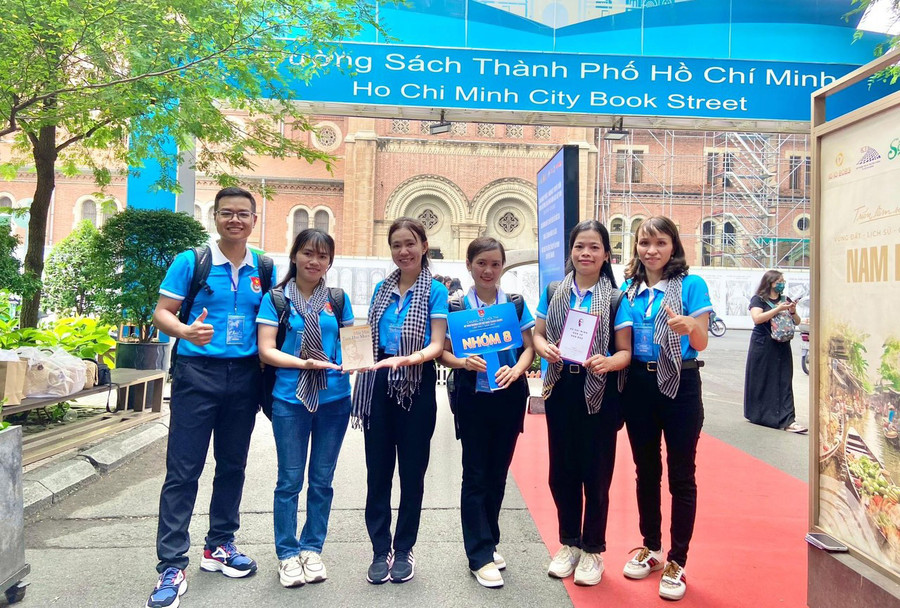 Chị Phan Thị Bích Thủy (thứ 2 từ phải qua) tham gia nhiều hoạt động tình nguyện để nâng cao kỹ năng, nghiệp vụ. Ảnh: M.N