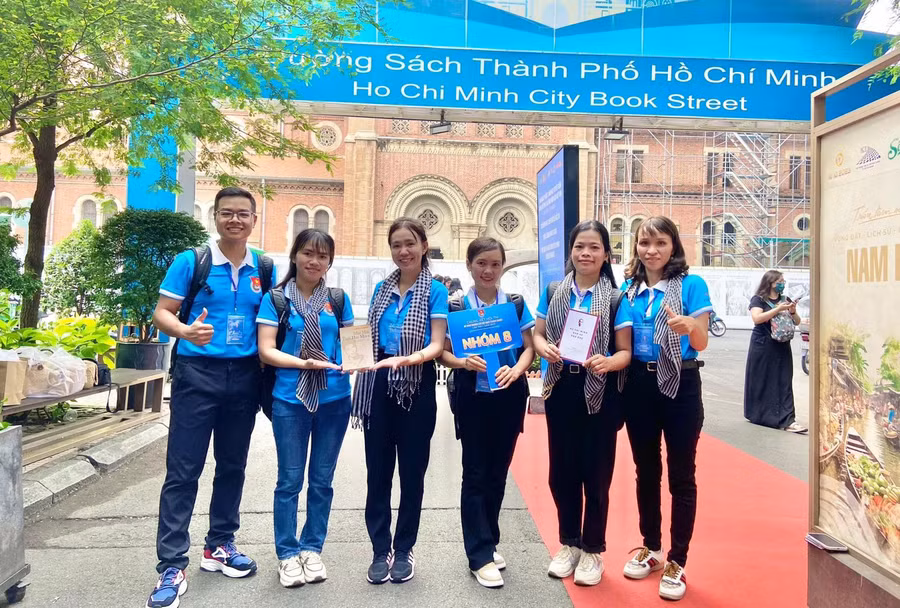 Chị Phan Thị Bích Thủy (thứ 2 từ phải qua) tham gia nhiều hoạt động tình nguyện để nâng cao kỹ năng, nghiệp vụ. Ảnh: M.N