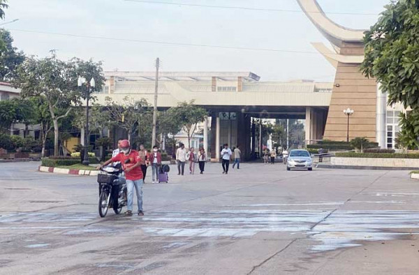 Các đối tượng tội phạm luôn rình rập, trà trộn vào dòng người qua lại biên giới để hoạt động. Các đối tượng tội phạm luôn rình rập, trà trộn vào dòng người qua lại biên giới để hoạt động.