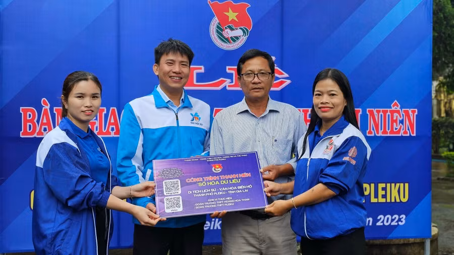 Chị Phan Thị Bích Thủy (bìa phải)-Bí thư Đoàn Trường THPT Hoàng Hoa Thám trao tặng công trình thanh niên “Số hóa dữ liệu” cho Thành Đoàn Pleiku. Ảnh: M.N