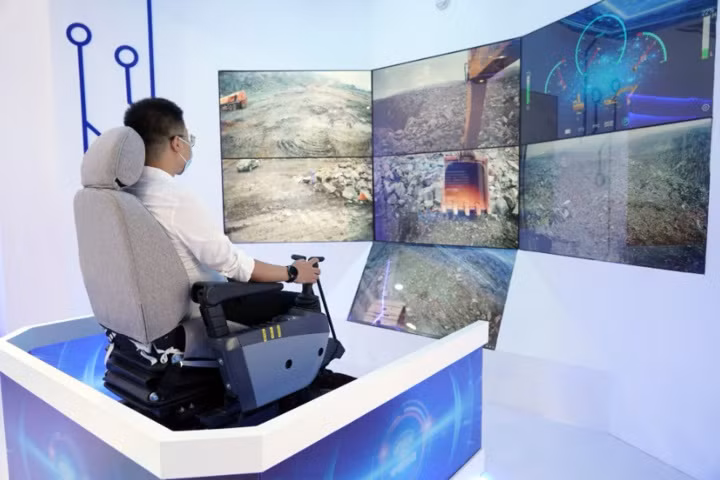 Ứng dụng công nghệ 5G thực hiện công việc nguy hiểm từ xa. Ảnh: Xinhua