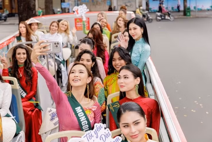 90 thí sinh Miss Earth 2023 có dịp ngồi xe buýt hai tầng, tham quan TP.HCM. Là thí sinh chủ nhà, Lan Anh giới thiệu các công trình, địa điểm nổi tiếng với các người đẹp Miss Earth.