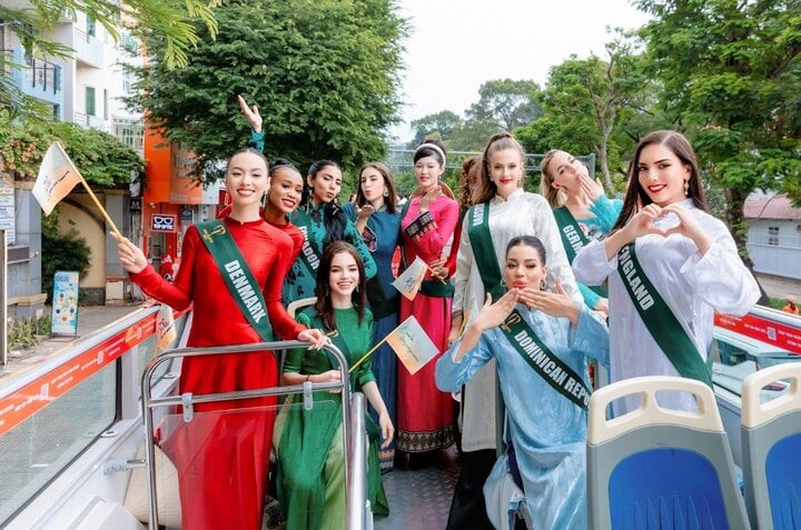 Sự xuất hiện của 90 thí sinh Hoa hậu Trái đất - Miss Earth 2023 trong trang phục áo dài truyền thống thu hút sự quan tâm đông đảo của khán giả. Họ thích thú khi được diễu hành khắp thành phố. Sự xuất hiện của 90 thí sinh Hoa hậu Trái đất - Miss Earth 2023 trong trang phục áo dài truyền thống thu hút sự quan tâm đông đảo của khán giả. Họ thích thú khi được diễu hành khắp thành phố.