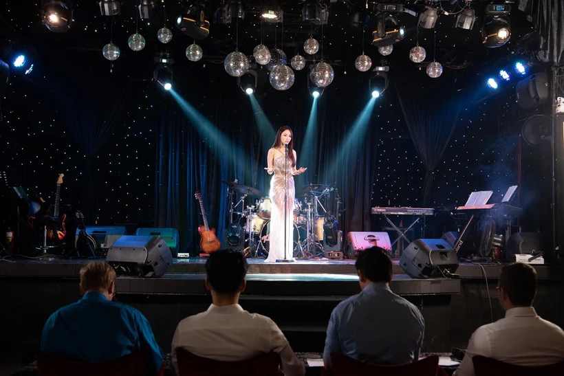 Mai Phương đã có cuộc gặp gỡ đặc biệt với 4 giáo viên - phóng viên người nước ngoài và trải qua buổi huấn luyện phỏng vấn 100% bằng tiếng Anh. Ảnh: CTV/Vietnam+