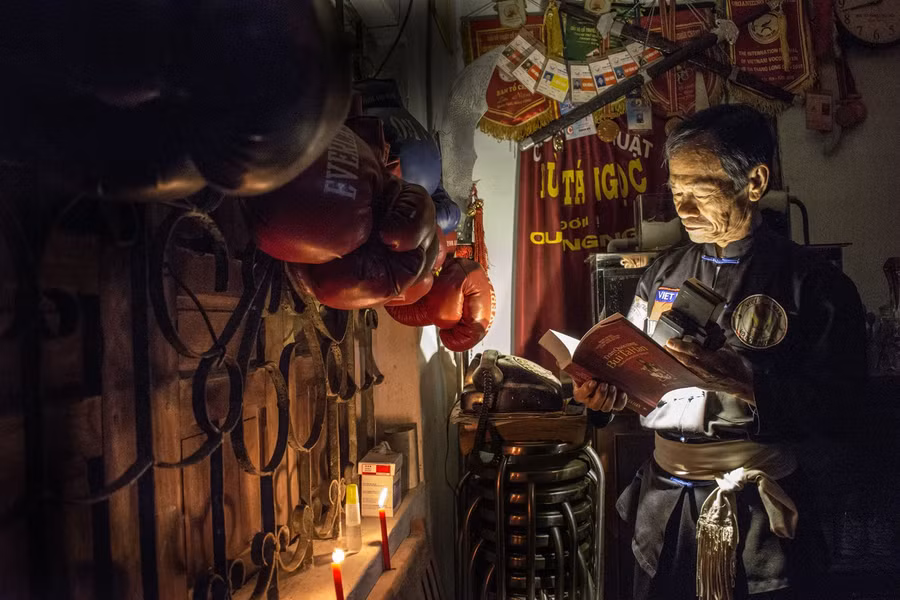 Võ sư Bùi Tá Ngọc ở Quảng Ngãi, con trai cố võ sư Bùi Tá Đợi, thuộc dòng võ Bình Định. Ảnh: VĂN CHƯƠNG