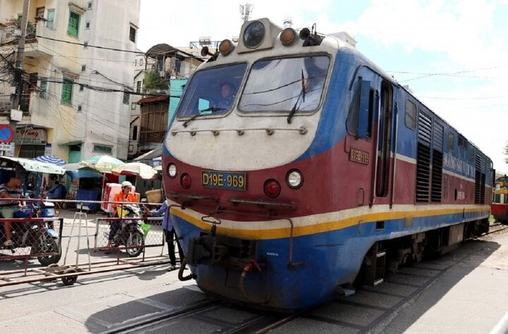 Sự lạc hậu và xuống cấp của tuyến đường sắt hiện hữu càng khiến sự ra đời của dự án đường sắt tốc độ cao Bắc - Nam thêm quan trọng và cần kíp. Sự lạc hậu và xuống cấp của tuyến đường sắt hiện hữu càng khiến sự ra đời của dự án đường sắt tốc độ cao Bắc - Nam thêm quan trọng và cần kíp.