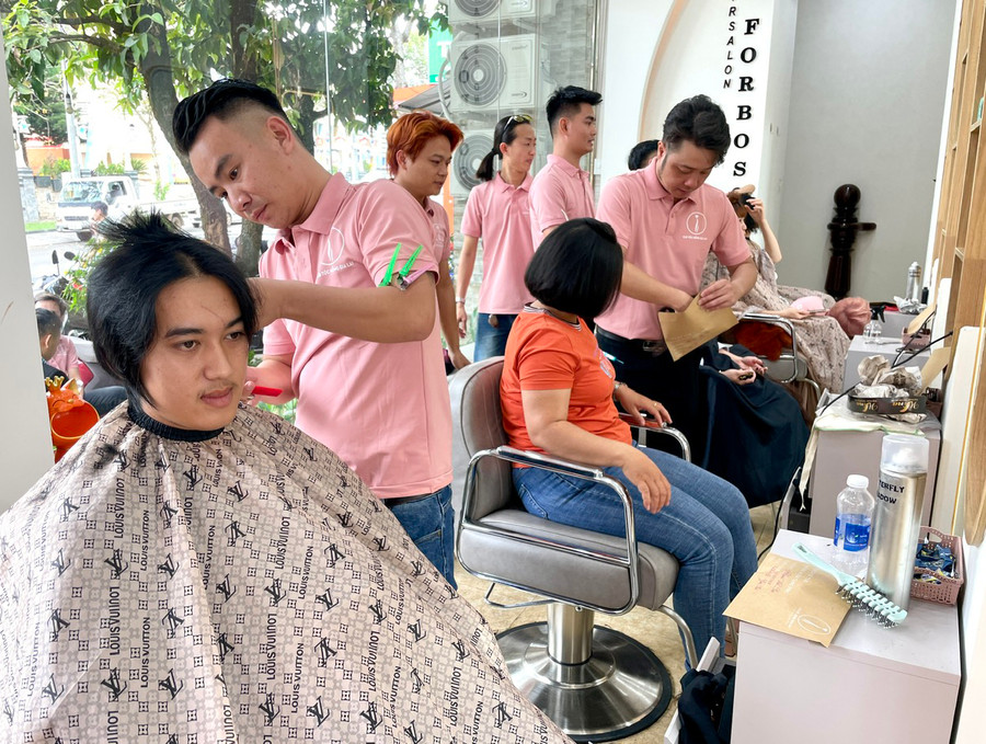 Anh Phạm Văn Lai (thị trấn Chư Sê) cắt mái tóc dài nuôi suốt 3 năm qua để tặng bệnh nhân ung thư. Ảnh: P.D Anh Phạm Văn Lai (thị trấn Chư Sê) cắt mái tóc dài nuôi suốt 3 năm qua để tặng bệnh nhân ung thư. Ảnh: P.D