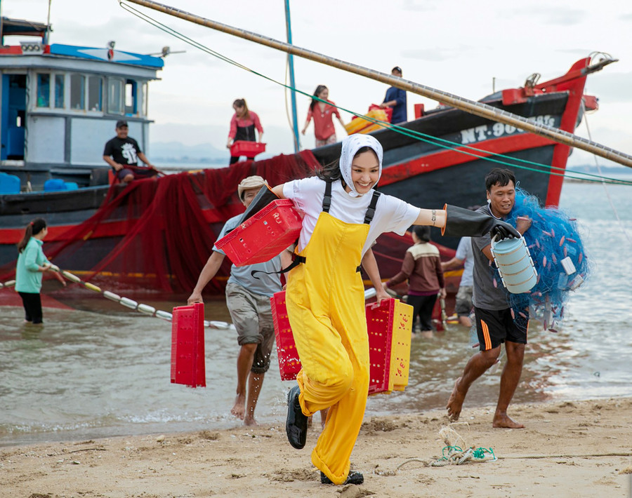 Ca sĩ Miu Lê mới mẻ trong MV “Cô đơn đã quá bình thường” Ca sĩ Miu Lê mới mẻ trong MV “Cô đơn đã quá bình thường”