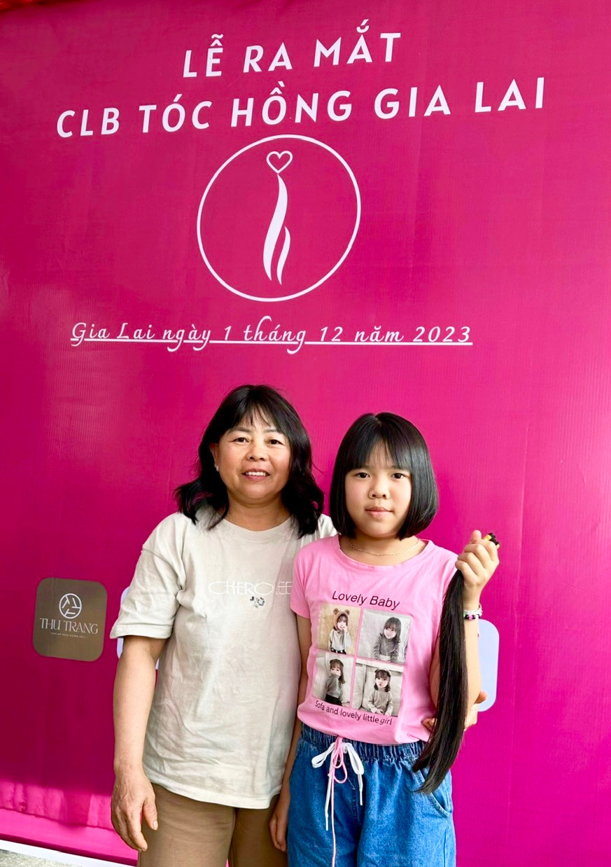 Mẹ con chị Đặng Thị Quyện-Đặng Thị Mỹ Hậu tại lễ ra mắt CLB Tóc Hồng Gia Lai. Ảnh: P.D Mẹ con chị Đặng Thị Quyện-Đặng Thị Mỹ Hậu tại lễ ra mắt CLB Tóc Hồng Gia Lai. Ảnh: P.D