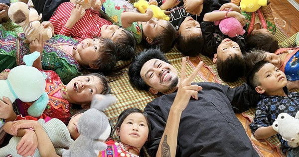 Rapper Đen nhận giải thưởng "Nghệ sĩ vì cộng đồng năm 2023" do Giải Mai Vàng lần thứ 29-2023 trao tặng Rapper Đen nhận giải thưởng "Nghệ sĩ vì cộng đồng năm 2023" do Giải Mai Vàng lần thứ 29-2023 trao tặng