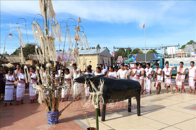 Tái hiện Lễ mở kho lúa của người Rơ Măm (làng Le, huyện Sa Thầy, tỉnh Kon Tum) tại Ngày hội văn hóa, thể thao và du lịch các dân tộc vùng Tây Nguyên lần thứ I tại tỉnh Kon Tum, năm 2023. Ảnh: Khoa Chương/TTXVN Tái hiện Lễ mở kho lúa của người Rơ Măm (làng Le, huyện Sa Thầy, tỉnh Kon Tum) tại Ngày hội văn hóa, thể thao và du lịch các dân tộc vùng Tây Nguyên lần thứ I tại tỉnh Kon Tum, năm 2023. Ảnh: Khoa Chương/TTXVN