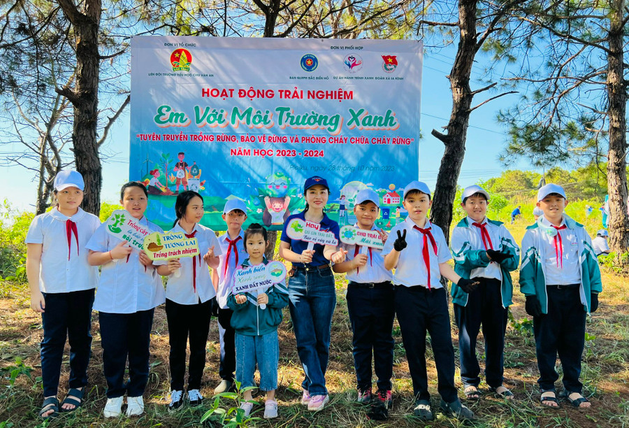 Cô Đặng Thị Thủy (thứ 5 từ phải sang)-giáo viên làm Tổng phụ trách Đội Trường Tiểu học Chu Văn An (TP. Pleiku) tổ chức nhiều hoạt động trải nghiệm cho học sinh. Ảnh: MINH NHẬT