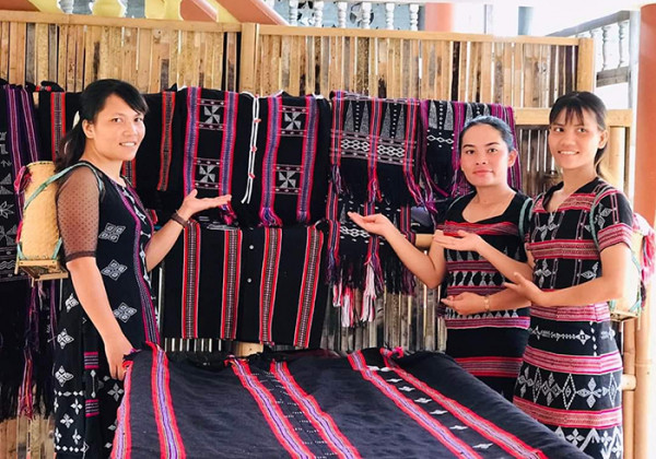 Nghề dệt dèng đã tạo nhiều công ăn việc làm cho bà con, góp phần xóa đói giảm nghèo, nâng cao giá trị kinh tế, xã hội, văn hóa, du lịch... ở huyện A Lưới. Nghề dệt dèng đã tạo nhiều công ăn việc làm cho bà con, góp phần xóa đói giảm nghèo, nâng cao giá trị kinh tế, xã hội, văn hóa, du lịch... ở huyện A Lưới.