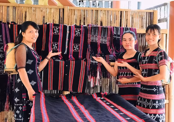 Nghề dệt dèng đã tạo nhiều công ăn việc làm cho bà con, góp phần xóa đói giảm nghèo, nâng cao giá trị kinh tế, xã hội, văn hóa, du lịch... ở huyện A Lưới. Nghề dệt dèng đã tạo nhiều công ăn việc làm cho bà con, góp phần xóa đói giảm nghèo, nâng cao giá trị kinh tế, xã hội, văn hóa, du lịch... ở huyện A Lưới.