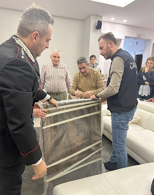 Bức tranh được di dời khỏi ngôi nhà gần Naples để lưu giữ trong bảo tàng Bức tranh được di dời khỏi ngôi nhà gần Naples để lưu giữ trong bảo tàng