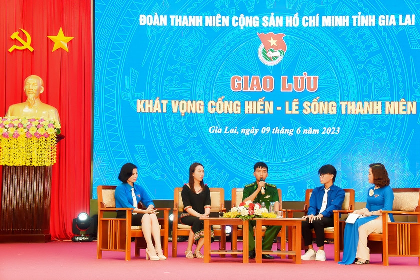 Đoàn viên, thanh niên giao lưu, chia sẻ về nội dung “Khát vọng cống hiến-lẽ sống thanh niên”. Ảnh: Đ.T Đoàn viên, thanh niên giao lưu, chia sẻ về nội dung “Khát vọng cống hiến-lẽ sống thanh niên”. Ảnh: Đ.T