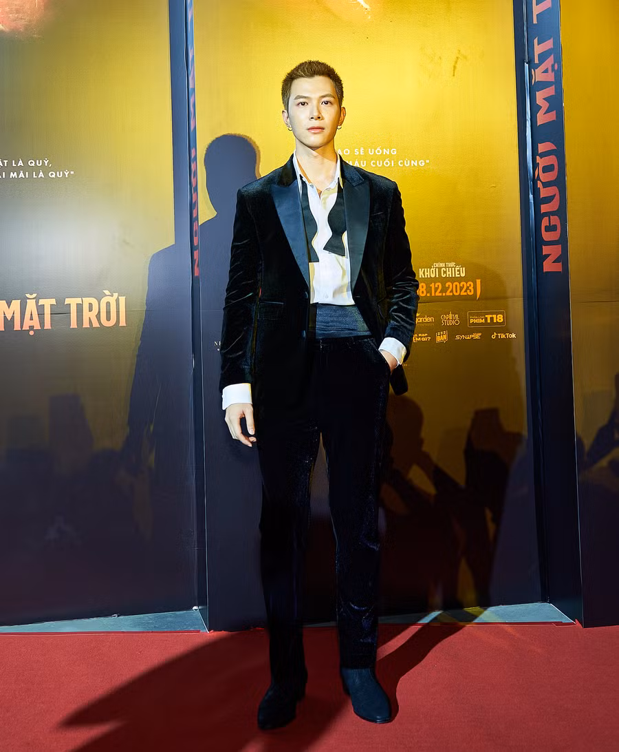Anh Tú lịch lãm với vest đen, anh sắp tái xuất trong phim tết đóng cùng Diệu Nhi