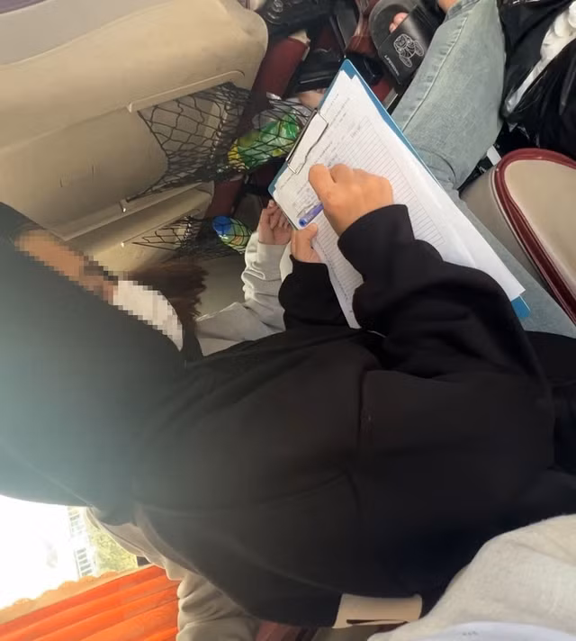 Tài xế xe 51B-290.xx yêu cầu hành khách ghi tên vào bản danh sách