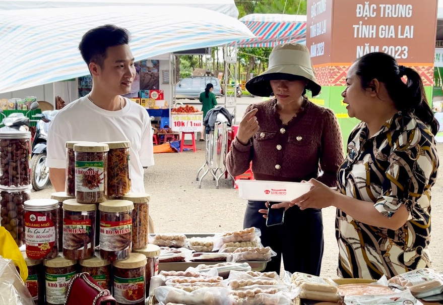 Các sản phẩm thực phẩm chế biến đã đạt chứng nhận OCOP được khách hàng ưa chuộng và tin dùng. Ảnh: V.T
