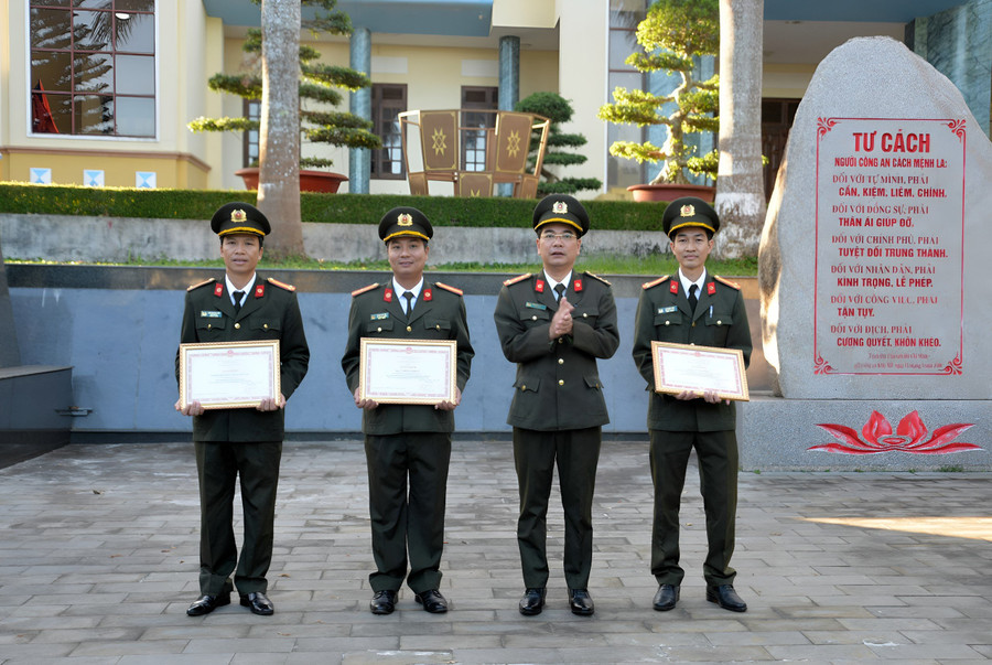 Đại tá Phạm Hữu Trường - Phó Giám đốc Công an tỉnh trao Bằng khen của Bộ trưởng Bộ Công an cho tập thể, cá nhân có thành tích xuất sắc trong công tác xây dựng lực lượng. Ảnh: Lê Ánh Đại tá Phạm Hữu Trường - Phó Giám đốc Công an tỉnh trao Bằng khen của Bộ trưởng Bộ Công an cho tập thể, cá nhân có thành tích xuất sắc trong công tác xây dựng lực lượng. Ảnh: Lê Ánh