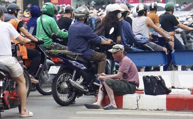 Anh Hưng nhỏ bé và đơn độc giữa dòng xe cộ đông đúc tại ngã bảy Ô Chợ Dừa (Đống Đa, Hà Nội)