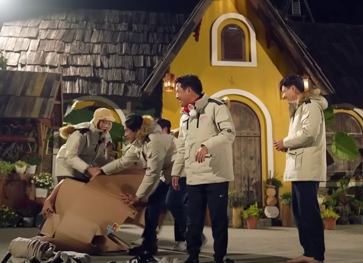 Cảnh Hieuthuhai bị lột đồ không đơn giản là trò vui. Cảnh Hieuthuhai bị lột đồ không đơn giản là trò vui.