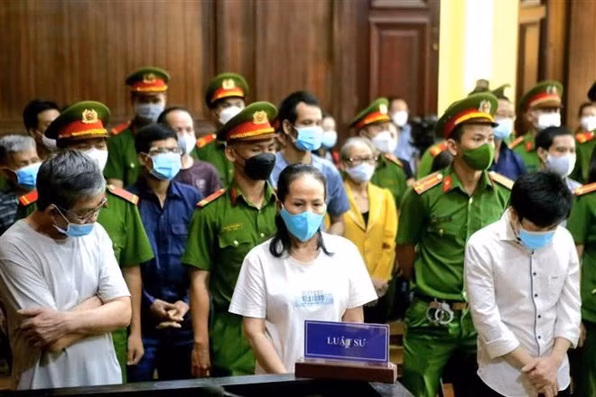 Tòa án nhân dân TP. Hồ Chí Minh xét xử sơ thẩm 12 bị cáo là thành viên của tổ chức khủng bố “Chính phủ Quốc gia Việt Nam lâm thời” phạm tội “Hoạt động nhằm lật đổ chính quyền nhân dân”. Ảnh: TTXVN