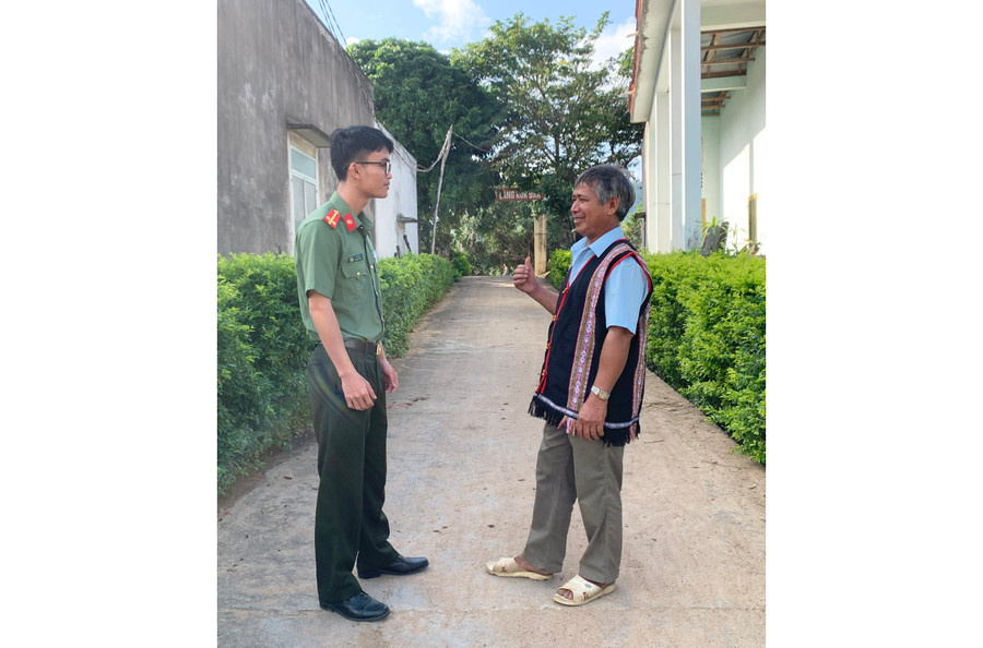 Ông Đinh Trinh (bìa phải) trao đổi về tình hình an ninh trật tự trong làng với cán bộ Công an. Ảnh: R.H Ông Đinh Trinh (bìa phải) trao đổi về tình hình an ninh trật tự trong làng với cán bộ Công an. Ảnh: R.H