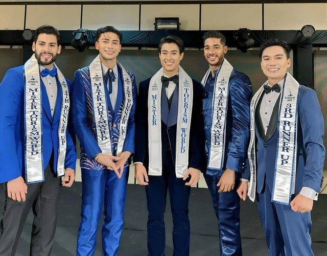 Nguyễn Quốc Trí (ngoài cùng bên phải) chụp ảnh cùng các thí sinh trong top 5 Nam vương Du lịch Thế giới 2023