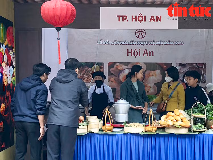 Bánh mì Hội An tại lễ hội ẩm thực, giúp thực khách có cơ hội thưởng thức đặc sản xứ Quảng ngay tại Thủ đô.