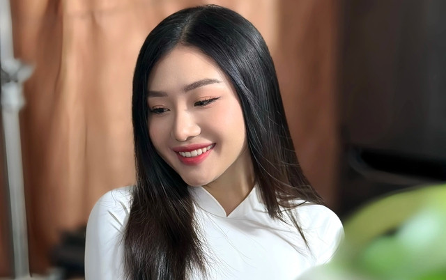 Ngoài giọng hát khỏe, My Phôn còn sở hữu nhan sắc xinh đẹp