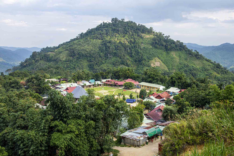 Những bản làng dưới bóng núi Tà Xiên. Ảnh: VĂN CHƯƠNG Những bản làng dưới bóng núi Tà Xiên. Ảnh: VĂN CHƯƠNG