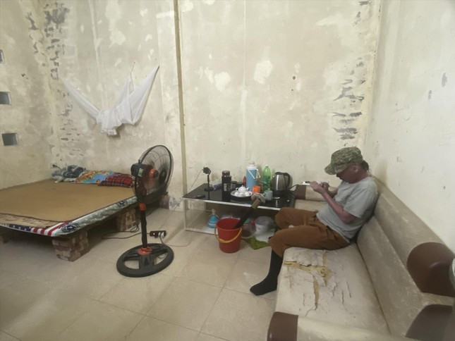 Anh Hưng tại căn phòng trọ trong ngõ 35 Đội Cấn Anh Hưng tại căn phòng trọ trong ngõ 35 Đội Cấn