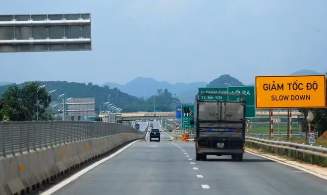 Sẽ nghiên cứu, sửa đổi quy định để tiến tới nâng tốc độ khai thác trên một số tuyến cao tốc phân kỳ đầu tư lên 90km/h. Ảnh: Việt Hùng/Vietnam+